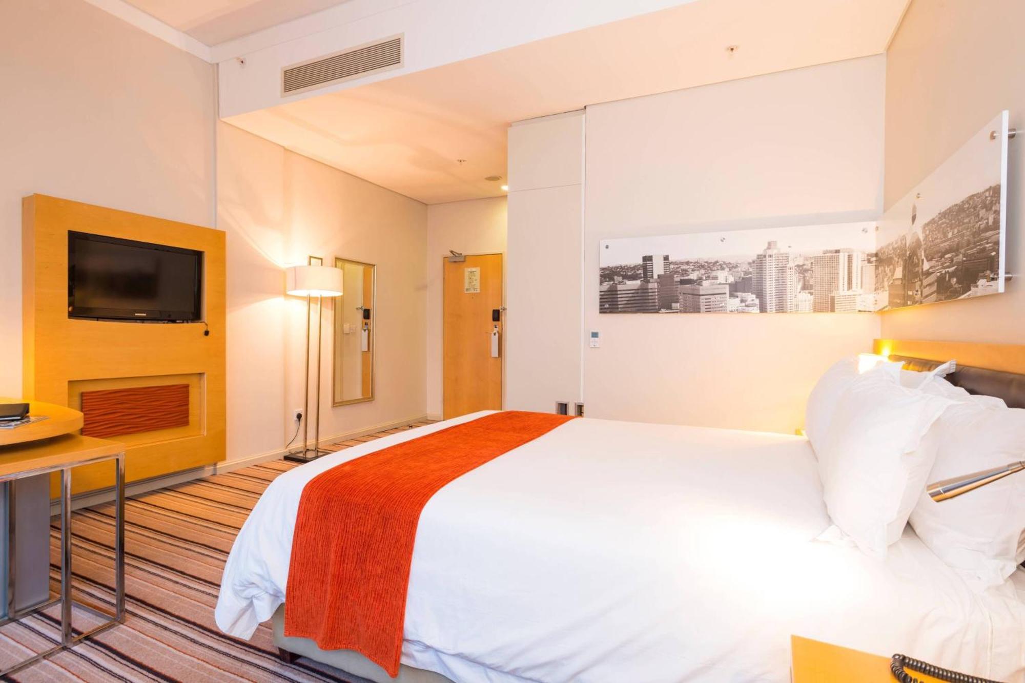 Protea Hotel By Marriott Gaborone Masa Square Екстериор снимка